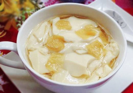 Tàu hủ nước đường là món ăn vặt đã có ở Việt Nam từ thuở còn "phép vua thua lệ làng". (Ảnh: Internet) Tàu hủ nước đường là món ăn vặt đã có ở Việt Nam từ thuở còn "phép vua thua lệ làng". (Ảnh: Internet)