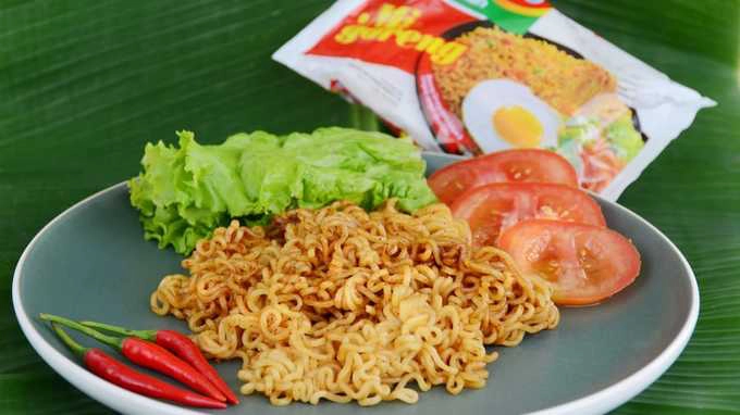 Indomie: Đây là món mì ăn liền được yêu thích nhất ở Indonesia. Sự nổi tiếng của nó đã vượt xa biên giới nước này và được đông đảo du khách quốc tế biết đến. Sự khác biệt nằm ở gói gia vị đóng sẵn đi kèm. Cách chế biến rất đơn giản, chỉ cần chần mì với nước, vớt ra và trộn với gia vị. Indomie: Đây là món mì ăn liền được yêu thích nhất ở Indonesia. Sự nổi tiếng của nó đã vượt xa biên giới nước này và được đông đảo du khách quốc tế biết đến. Sự khác biệt nằm ở gói gia vị đóng sẵn đi kèm. Cách chế biến rất đơn giản, chỉ cần chần mì với nước, vớt ra và trộn với gia vị.