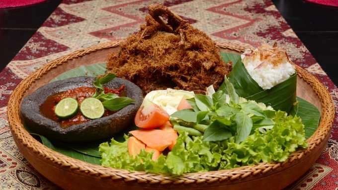 Bebek goreng: Cơm ăn kèm vịt chiên giòn và rau sống. Địa chỉ bán món này tại Jakarta là 18-19 Gambir, Daerah Khusus Ibukota. Bebek goreng: Cơm ăn kèm vịt chiên giòn và rau sống. Địa chỉ bán món này tại Jakarta là 18-19 Gambir, Daerah Khusus Ibukota.