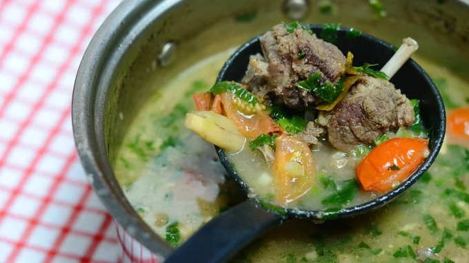 Sup Kambing: Súp nấu từ thịt cừu (có thể thay bằng thịt dê), cà chua, cần tây, hành lá, gừng, lá chanh. Nước dùng của nó có màu vàng. Bạn có thể mua món này ở các quầy hàng ven đường Jl. Kendal, Menteng, Jakarta. Sup Kambing: Súp nấu từ thịt cừu (có thể thay bằng thịt dê), cà chua, cần tây, hành lá, gừng, lá chanh. Nước dùng của nó có màu vàng. Bạn có thể mua món này ở các quầy hàng ven đường Jl. Kendal, Menteng, Jakarta.