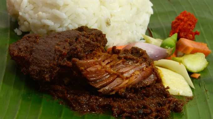 Nasi padang là món cơm trộn khoái khẩu của người dân Singapore nhưng đây là món ăn thuần Indonesia 100%. Người dân thường dùng tay ăn bốc khi thưởng thức nasi padang và sau đó uống trà ngọt để tráng miệng. Một trong những nơi nổi tiếng bán món này là Garuda Nasi Padang, số 8 đường Gajah Mada, Medan, đảo Sumatra. Nasi padang là món cơm trộn khoái khẩu của người dân Singapore nhưng đây là món ăn thuần Indonesia 100%. Người dân thường dùng tay ăn bốc khi thưởng thức nasi padang và sau đó uống trà ngọt để tráng miệng. Một trong những nơi nổi tiếng bán món này là Garuda Nasi Padang, số 8 đường Gajah Mada, Medan, đảo Sumatra.