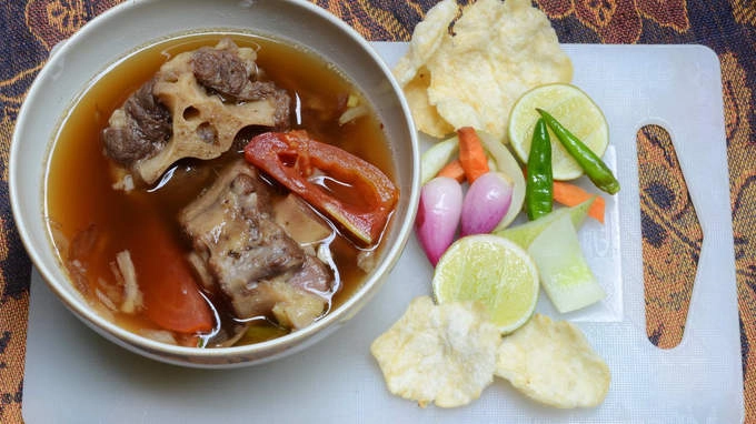 Sop buntut: Súp đuôi bò được đa số người dân ở quốc gia vạn đảo yêu thích. Món ăn được hồi sinh bởi một đầu bếp ở khách sạn Borabodor vào năm 1973. Ngày nay, người ta dùng thịt bò Australia nhập khẩu để làm phiên bản cao cấp. Món này được ăn kèm với cơm, dưa chua, chanh, hành tía, ớt, hành tây và cà rốt. Địa chỉ bán Sop buntut: Quán cà phê Sop Buntut Bogor, tầng 5, trung tâm mua sắm Pacific Place, đường Jenderal Sudirman. Sop buntut: Súp đuôi bò được đa số người dân ở quốc gia vạn đảo yêu thích. Món ăn được hồi sinh bởi một đầu bếp ở khách sạn Borabodor vào năm 1973. Ngày nay, người ta dùng thịt bò Australia nhập khẩu để làm phiên bản cao cấp. Món này được ăn kèm với cơm, dưa chua, chanh, hành tía, ớt, hành tây và cà rốt. Địa chỉ bán Sop buntut: Quán cà phê Sop Buntut Bogor, tầng 5, trung tâm mua sắm Pacific Place, đường Jenderal Sudirman.
