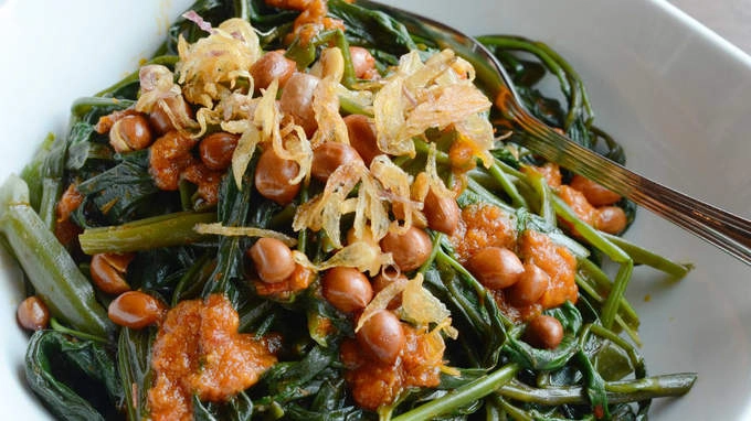 Kangkung được chế biến từ rau chân vịt xào cùng nước sốt đậu tương ngọt, tỏi, ớt, hành khô phi thơm. Địa chỉ bán món này ở số 36A đường Bendungan Hilir Raya, trung tâm Jakarta. Kangkung được chế biến từ rau chân vịt xào cùng nước sốt đậu tương ngọt, tỏi, ớt, hành khô phi thơm. Địa chỉ bán món này ở số 36A đường Bendungan Hilir Raya, trung tâm Jakarta.