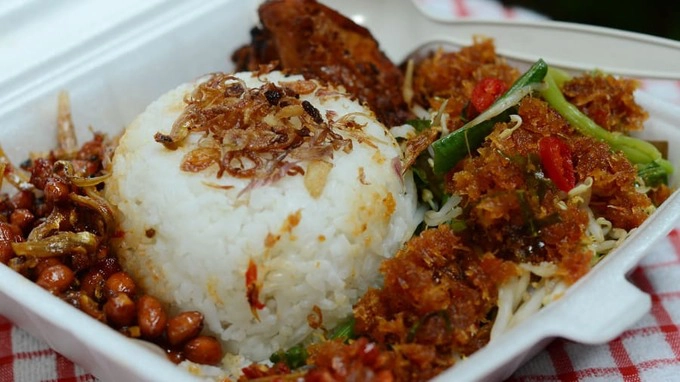 Nasi uduk là món ăn truyền thống được người dân địa phương yêu thích và lựa chọn cho bữa trưa. Cơm được nấu với nước cốt dừa, xung quanh là thịt, lạc rang, rau xào, cá cơm. Địa chỉ: Nasi Uduk Babe Saman, số 3, đường Kebon Kacang, thủ đô Jakarta. Quán ăn nằm gần chợ Gandaria Los Kolontong. Nasi uduk là món ăn truyền thống được người dân địa phương yêu thích và lựa chọn cho bữa trưa. Cơm được nấu với nước cốt dừa, xung quanh là thịt, lạc rang, rau xào, cá cơm. Địa chỉ: Nasi Uduk Babe Saman, số 3, đường Kebon Kacang, thủ đô Jakarta. Quán ăn nằm gần chợ Gandaria Los Kolontong.