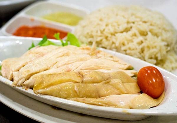 Nếu bạn hỏi đâu là món ăn phổ biến nhất Singapore, rất có thể, mọi người sẽ trả lời cho bạn hai đáp án. Đó là cua xốt ớt và cơm gà Hải Nam.