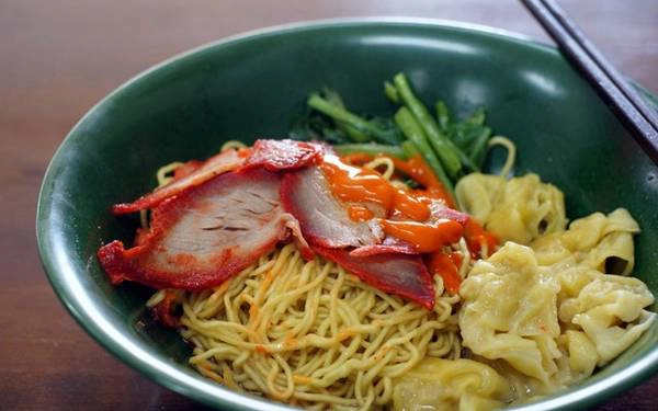 Món mì Wanton mang hơi thở của xứ cảng Thơm, Hong Kong từ lâu đã trở thành một phần không thể tách khỏi trong nền văn hóa của Singapore.