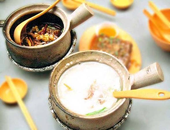 Du lịch Singapore, bạn cũng không thể bỏ qua món cháo ếch, một trong những niềm tự hào của văn hóa ẩm thực Singapore.