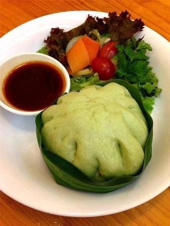 Bánh bao lá dứa tuy có giá hơi “mắc” so với “anh em đồng loại” – 40.000 đồng/suất, nhưng đảm bảo là một trong những món bạn đừng nên bỏ lỡ. (Ảnh: Internet) Bánh bao lá dứa tuy có giá hơi “mắc” so với “anh em đồng loại” – 40.000 đồng/suất, nhưng đảm bảo là một trong những món bạn đừng nên bỏ lỡ. (Ảnh: Internet)