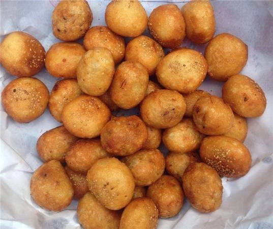 Bánh rán trông giản dị thế mà để làm ngon cũng đòi hỏi phải cực công phu đấy nhé. Những chiếc bánh rán cực xinh xắn thế này chỉ có giá 3.000 đồng, ăn đến khi “phát ngán” thì thôi. (Ảnh: Internet) Bánh rán trông giản dị thế mà để làm ngon cũng đòi hỏi phải cực công phu đấy nhé. Những chiếc bánh rán cực xinh xắn thế này chỉ có giá 3.000 đồng, ăn đến khi “phát ngán” thì thôi. (Ảnh: Internet)