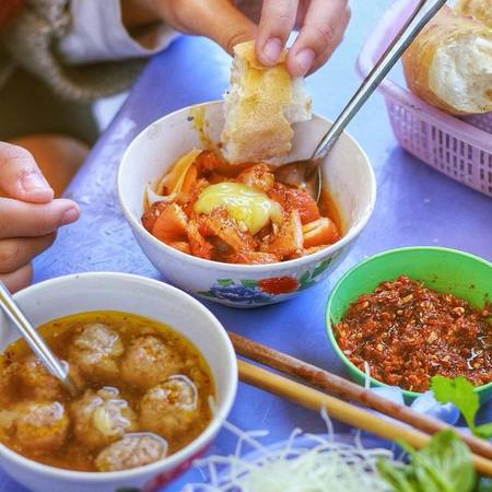 Món bánh mì xíu mại hấp dẫn. Ảnh: lozi.vn Món bánh mì xíu mại hấp dẫn. Ảnh: lozi.vn