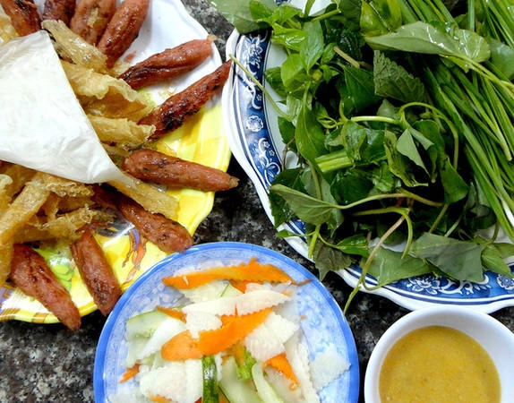 Điểm nhấn chính là nước chấm được làm từ gan, tôm, thịt và đậu xay nhuyễn tạo thành một hỗn hợp rất đặc biệt. Ảnh: ST Điểm nhấn chính là nước chấm được làm từ gan, tôm, thịt và đậu xay nhuyễn tạo thành một hỗn hợp rất đặc biệt. Ảnh: ST