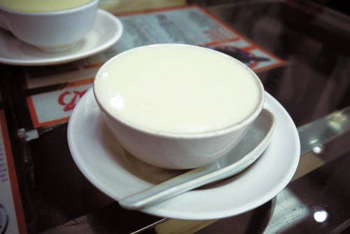 Pudding sữa nóng Nếu chưa từng thử pudding sữa, bạn đã bỏ qua một món ăn rất ngon. Vị ngọt ngào, quyến rũ được phục vụ cả dạng nóng và lạnh trong món này sẽ làm bạn phải bất ngờ. Pudding đầy sữa, mềm mại và thơm ngon. Địa chỉ gợi ý: Leitaria I Son, số 7 Largo do Senado R/C. Pudding sữa nóng Nếu chưa từng thử pudding sữa, bạn đã bỏ qua một món ăn rất ngon. Vị ngọt ngào, quyến rũ được phục vụ cả dạng nóng và lạnh trong món này sẽ làm bạn phải bất ngờ. Pudding đầy sữa, mềm mại và thơm ngon. Địa chỉ gợi ý: Leitaria I Son, số 7 Largo do Senado R/C.