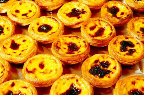 Bánh trứng Đây là loại bánh nướng nhân hoa quả nguồn gốc từ Bồ Đào Nha nhưng nếu ăn phiên bản của Macau bạn sẽ cảm nhận được sự thơm ngon khác biệt. Những chiếc bánh nhỏ xinh này là món khoái khẩu của nhiều dân địa phương cũng như du khách khi đến Macau. Bánh thơm bơ vừa bông mềm bên trong vừa giòn ngọt bên ngoài. Chắc chắn bạn sẽ không thể ngừng ăn ở chiếc đầu tiên. Địa chỉ gợi ý: Tiệm bánh Lord Stow, số 1 Rua do Tassara, làng Coloane. Bánh trứng Đây là loại bánh nướng nhân hoa quả nguồn gốc từ Bồ Đào Nha nhưng nếu ăn phiên bản của Macau bạn sẽ cảm nhận được sự thơm ngon khác biệt. Những chiếc bánh nhỏ xinh này là món khoái khẩu của nhiều dân địa phương cũng như du khách khi đến Macau. Bánh thơm bơ vừa bông mềm bên trong vừa giòn ngọt bên ngoài. Chắc chắn bạn sẽ không thể ngừng ăn ở chiếc đầu tiên. Địa chỉ gợi ý: Tiệm bánh Lord Stow, số 1 Rua do Tassara, làng Coloane.
