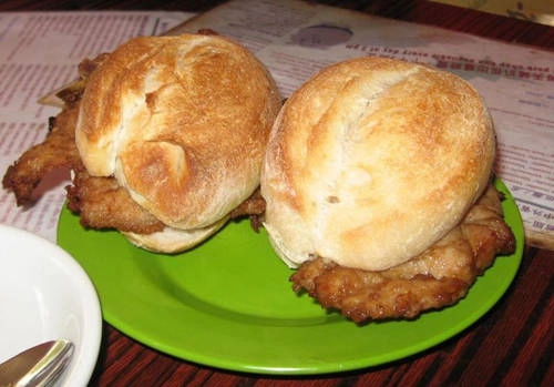 Bánh mì kẹp thịt lợn Món này gồm một miếng thịt kẹp bên trong chiếc bánh mì dày nhỏ, rất được người dân địa phương yêu thích. Bạn cũng sẽ bị cuốn hút vào hương vị của nó, khi cắn một miếng là cảm nhận được miếng thịt ngon mềm, không quá khô dù nằm giữa lớp bánh mì dày. Địa chỉ gợi ý: quán cà phê Tai Lei Loi Kei, số 18, Largo Governador Tamagnnini Barbosa. Bánh mì kẹp thịt lợn Món này gồm một miếng thịt kẹp bên trong chiếc bánh mì dày nhỏ, rất được người dân địa phương yêu thích. Bạn cũng sẽ bị cuốn hút vào hương vị của nó, khi cắn một miếng là cảm nhận được miếng thịt ngon mềm, không quá khô dù nằm giữa lớp bánh mì dày. Địa chỉ gợi ý: quán cà phê Tai Lei Loi Kei, số 18, Largo Governador Tamagnnini Barbosa.