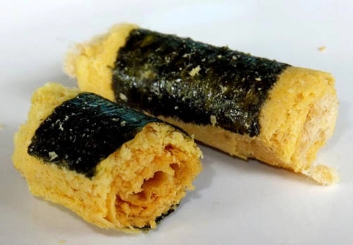 Rong biển cuộn ruốc thịt Rong biển, ruốc (làm từ thịt lợn) và trứng tuy không phải sự kết hợp điển hình trong ẩm thực nhưng 3 nguyên liệu này qua bàn tay người Macau lại trở thành một món ăn ngon. Những miếng rong biển cuộn ruốc này ăn vào vừa miệng, như một loại snack. Không những được nhiều người ưa thích và phổ biến ở địa phương, rong biển cuộn ruốc thịt còn được xuất khẩu đi các nơi khác. Địa chỉ gợi ý: Tiệm bánh Choi Heong Yuen hoặc Koi Kei. Rong biển cuộn ruốc thịt Rong biển, ruốc (làm từ thịt lợn) và trứng tuy không phải sự kết hợp điển hình trong ẩm thực nhưng 3 nguyên liệu này qua bàn tay người Macau lại trở thành một món ăn ngon. Những miếng rong biển cuộn ruốc này ăn vào vừa miệng, như một loại snack. Không những được nhiều người ưa thích và phổ biến ở địa phương, rong biển cuộn ruốc thịt còn được xuất khẩu đi các nơi khác. Địa chỉ gợi ý: Tiệm bánh Choi Heong Yuen hoặc Koi Kei.