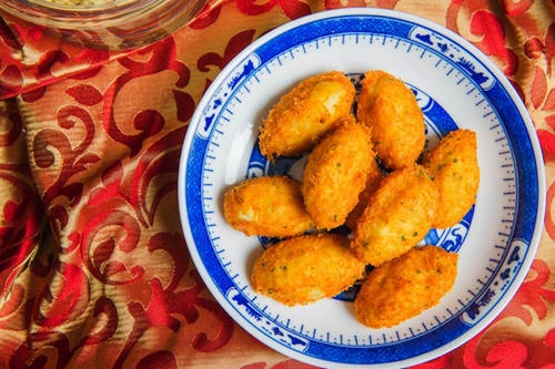 Bacalhau Bacalhau làm từ cá tuyết muối, một trong những món hải sản được yêu thích nhất ở Bồ Đào Nha. Hiện nay, Bacalhau du nhập sang và cũng được người dân Macau ưa chuộng. Món ăn này có thể làm bằng nhiều cách khác nhau nhưng phổ biến nhất là vo thành viên nhỏ và chiên lên, ăn giống như một dạng snack. Mỗi nhà hàng lại có một cách chế biến khác nhau. Địa chỉ gợi ý: Quán Ou Mun, số 12 Travessa do S. Domingos Bacalhau Bacalhau làm từ cá tuyết muối, một trong những món hải sản được yêu thích nhất ở Bồ Đào Nha. Hiện nay, Bacalhau du nhập sang và cũng được người dân Macau ưa chuộng. Món ăn này có thể làm bằng nhiều cách khác nhau nhưng phổ biến nhất là vo thành viên nhỏ và chiên lên, ăn giống như một dạng snack. Mỗi nhà hàng lại có một cách chế biến khác nhau. Địa chỉ gợi ý: Quán Ou Mun, số 12 Travessa do S. Domingos