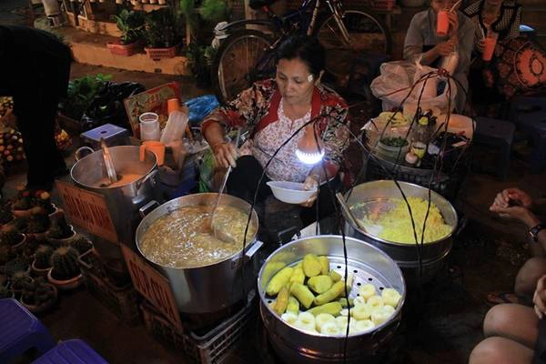<strong>Súp cua, xôi bắp: </strong>Bạn cũng có thể ghé gánh hàng rong trong chợ để thưởng thức một tô súp cua nóng hổi, đặc sánh, thơm lừng; một củ khoai lang luộc, hay một đĩa xôi đậu xanh mỡ hành.