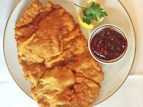 Nếu bạn đang muốn ăn một món nhẹ nhàng, hãy chọn schnitzel, làm từ bánh mì vụn và thịt chiên. Thịt làm món này có thể là thịt gà hoặc heo, tuy nhiên thịt bê vẫn phổ biến và ngon nhất. Nếu bạn đang muốn ăn một món nhẹ nhàng, hãy chọn schnitzel, làm từ bánh mì vụn và thịt chiên. Thịt làm món này có thể là thịt gà hoặc heo, tuy nhiên thịt bê vẫn phổ biến và ngon nhất.