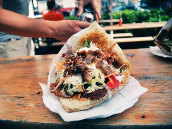 Dù có nguồn gốc từ Thổ Nhĩ Kỳ, doner kebab cũng là một món ăn đường phố phổ biến ở Đức. Bánh gồm có một chiếc pita (bánh mì Arabic) cuộn với thịt, các loại rau và nhiều sốt. Dù có nguồn gốc từ Thổ Nhĩ Kỳ, doner kebab cũng là một món ăn đường phố phổ biến ở Đức. Bánh gồm có một chiếc pita (bánh mì Arabic) cuộn với thịt, các loại rau và nhiều sốt.