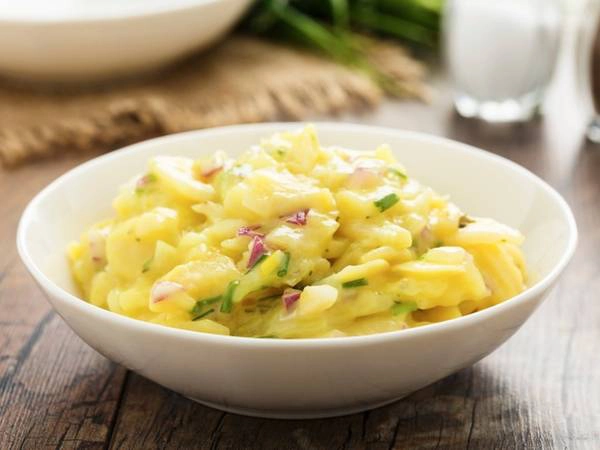 Món ăn nhẹ bụng mà dễ tiêu hóa cũng có thể là kartoffelsalat (salad khoai tây). Không giống ở Mỹ, người Đức chế biến món salad này với giấm và tương mù tạt. Món ăn nhẹ bụng mà dễ tiêu hóa cũng có thể là kartoffelsalat (salad khoai tây). Không giống ở Mỹ, người Đức chế biến món salad này với giấm và tương mù tạt.