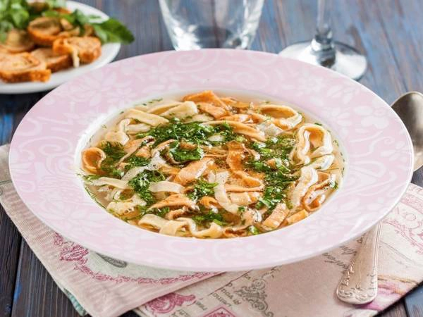 Frittatensuppe là món thịt bò nấu với những "sợi mì" được cắt từ bánh kếp. Frittatensuppe là món thịt bò nấu với những "sợi mì" được cắt từ bánh kếp.