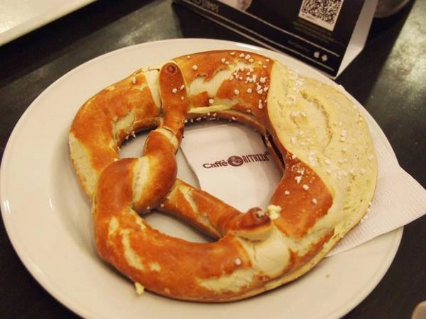 Được bày bán trong các hiệu bánh trên khắp nước Đức, pretzel (hoặc bretzel) là loại snack mặt ngon tuyệt hảo. Những chiếc bánh này mềm ở bên trong và giòn thơm bên ngoài, trái ngược với loại bánh có ở Mỹ. Được bày bán trong các hiệu bánh trên khắp nước Đức, pretzel (hoặc bretzel) là loại snack mặt ngon tuyệt hảo. Những chiếc bánh này mềm ở bên trong và giòn thơm bên ngoài, trái ngược với loại bánh có ở Mỹ.
