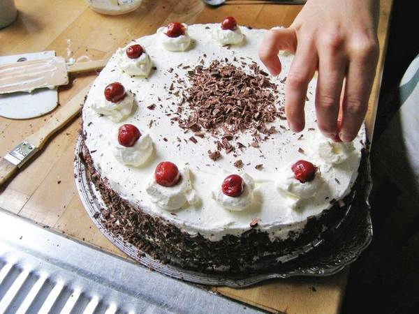 Schwarzwälder kirschtorte là một trong những chiếc bánh ngọt được làm công phu nhất ở Đức. Tên bánh có nghĩa là Black Forest (khu rừng đen), đây là bánh gato làm từ chocolate, kem, sữa béo và cherry. Schwarzwälder kirschtorte là một trong những chiếc bánh ngọt được làm công phu nhất ở Đức. Tên bánh có nghĩa là Black Forest (khu rừng đen), đây là bánh gato làm từ chocolate, kem, sữa béo và cherry.