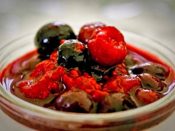 Rote grütze là một loại mứt làm từ những loại quả mọng như việt quất, mâm xôi hay dâu tây. Nó thường được ăn với sốt vanilla hoặc sữa chua. Rote grütze là một loại mứt làm từ những loại quả mọng như việt quất, mâm xôi hay dâu tây. Nó thường được ăn với sốt vanilla hoặc sữa chua.