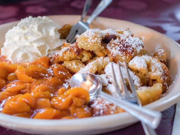 Nổi tiếng cả ở Đức và Áo, kaiserschmarm là một loại bánh kếp cắt nhỏ có caramel, ăn nóng cùng với bột đường và mứt hoa quả. Nổi tiếng cả ở Đức và Áo, kaiserschmarm là một loại bánh kếp cắt nhỏ có caramel, ăn nóng cùng với bột đường và mứt hoa quả.