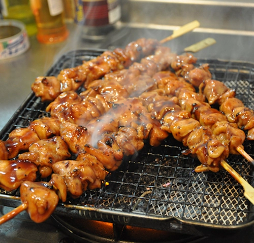 Yakitori, Nhật Bản Yakitori là món ăn đường phố phổ biến ở Nhật Bản. Thịt gà được xiên vào que tre, nướng trên than hồng, thường ăn cùng với lúc nhâm nhi rượu. Ngoài thịt gà, yakitori còn được chế biến từ nội tạng gà. Yakitori, Nhật Bản Yakitori là món ăn đường phố phổ biến ở Nhật Bản. Thịt gà được xiên vào que tre, nướng trên than hồng, thường ăn cùng với lúc nhâm nhi rượu. Ngoài thịt gà, yakitori còn được chế biến từ nội tạng gà.