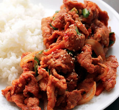 Bulgogi, Hàn Quốc Món ăn gồm thịt bò thái mỏng ướp với mè, hành lá, nước sốt đậu nành, sau khi nướng xong thì ăn cùng với các loại rau tươi và rau thơm. Bulgogi, Hàn Quốc Món ăn gồm thịt bò thái mỏng ướp với mè, hành lá, nước sốt đậu nành, sau khi nướng xong thì ăn cùng với các loại rau tươi và rau thơm.