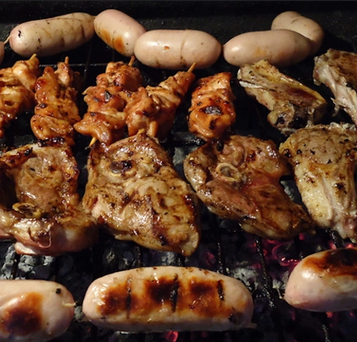 Braai, Nam Phi Nguyên liệu phổ biến của món ăn này bao gồm thịt cừu xiên que (sosaties) và xúc xích Nam Phi (boerewors). Món ăn này thường dùng chung với pap, một loại cháo ngô hoặc bột kiều mạch. Braai, Nam Phi Nguyên liệu phổ biến của món ăn này bao gồm thịt cừu xiên que (sosaties) và xúc xích Nam Phi (boerewors). Món ăn này thường dùng chung với pap, một loại cháo ngô hoặc bột kiều mạch.