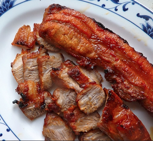 Char siu, Trung Quốc Đây là món ăn chính trong ẩm thực Quảng Đông, còn được gọi là xá xíu. Thịt lợn được ướp với ngũ vị hương, mật ong, đậu lên men, và các gia vị khác, sau đó xiên que và nướng. Char siu, Trung Quốc Đây là món ăn chính trong ẩm thực Quảng Đông, còn được gọi là xá xíu. Thịt lợn được ướp với ngũ vị hương, mật ong, đậu lên men, và các gia vị khác, sau đó xiên que và nướng.