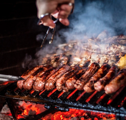 Churrasco, Brazil Churrasco có lẽ nổi tiếng vì số lượng đồ ăn hơn là chất lượng. Nguyên liệu chủ yếu cho món này là thịt bò, xiên que sau đó mang đi nướng trên nhiệt độ cao. Tùy từng nơi, nó được phục vụ với sốt chimichurri, khoai tây chiên, salad hoặc trứng. Churrasco, Brazil Churrasco có lẽ nổi tiếng vì số lượng đồ ăn hơn là chất lượng. Nguyên liệu chủ yếu cho món này là thịt bò, xiên que sau đó mang đi nướng trên nhiệt độ cao. Tùy từng nơi, nó được phục vụ với sốt chimichurri, khoai tây chiên, salad hoặc trứng.