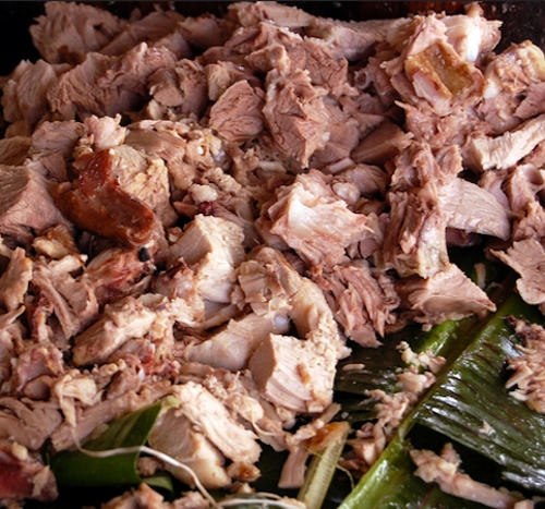 Lechón, Philippines Có nguồn gốc từ Tây Ban Nha, nhưng lechón lại là món ăn phố biến ở Philippines và các nước Mỹ Latinh. Nguyên liệu gồm lợn nguyên con, bỏ nội tạng, xiên qua thanh gỗ và nướng trên than hồng. Nhờ đó món ăn có hương thơm và rất giòn, thường được dùng vào những dịp đặc biệt. Lechón, Philippines Có nguồn gốc từ Tây Ban Nha, nhưng lechón lại là món ăn phố biến ở Philippines và các nước Mỹ Latinh. Nguyên liệu gồm lợn nguyên con, bỏ nội tạng, xiên qua thanh gỗ và nướng trên than hồng. Nhờ đó món ăn có hương thơm và rất giòn, thường được dùng vào những dịp đặc biệt.