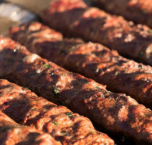 Shish Kebab, Thổ Nhĩ Kỳ Shish kebap là một phiên bản của kebab Thổ Nhĩ Kỳ, món ăn phổ biến trong ẩm thực Trung Đông. Món này là các xiên nhỏ gồm nhiều miếng thịt xen lẫn với rau hay củ quả. Shish Kebab, Thổ Nhĩ Kỳ Shish kebap là một phiên bản của kebab Thổ Nhĩ Kỳ, món ăn phổ biến trong ẩm thực Trung Đông. Món này là các xiên nhỏ gồm nhiều miếng thịt xen lẫn với rau hay củ quả.