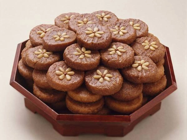 Món bánh quy yakgwa của Hàn Quốc được làm từ mật ong, dầu vừng và bột mì, với vị rất ngọt ngào. Món bánh quy yakgwa của Hàn Quốc được làm từ mật ong, dầu vừng và bột mì, với vị rất ngọt ngào.