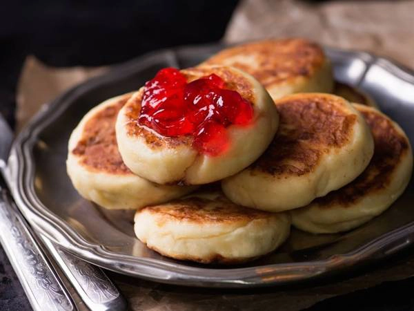 Người Nga rất khoái khẩu món syrniki, đây là loại pancake làm từ một loại phô mai với kết cấu giống kem chua. Pancake sau đó được rán lên và ăn cùng mứt, xốt táo, kem chua hoặc mật ong. Người Nga rất khoái khẩu món syrniki, đây là loại pancake làm từ một loại phô mai với kết cấu giống kem chua. Pancake sau đó được rán lên và ăn cùng mứt, xốt táo, kem chua hoặc mật ong.