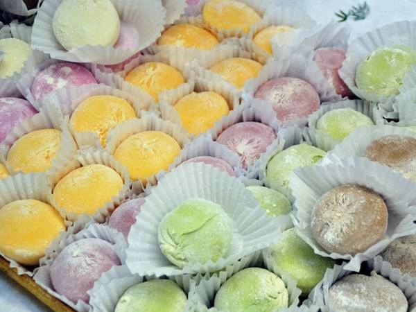 Món bánh mochi nổi tiếng của Nhật Bản có tên gọi bắt nguồn từ mochigome, một loại gạo nếp được xay và nặn thành hình tròn. Mochi được bán quanh năm, nhưng tiêu thụ nhiều nhất vào dịp năm mới ở Nhật Bản. Bên trong mochi là một viên kem mát lạnh. Món bánh mochi nổi tiếng của Nhật Bản có tên gọi bắt nguồn từ mochigome, một loại gạo nếp được xay và nặn thành hình tròn. Mochi được bán quanh năm, nhưng tiêu thụ nhiều nhất vào dịp năm mới ở Nhật Bản. Bên trong mochi là một viên kem mát lạnh.