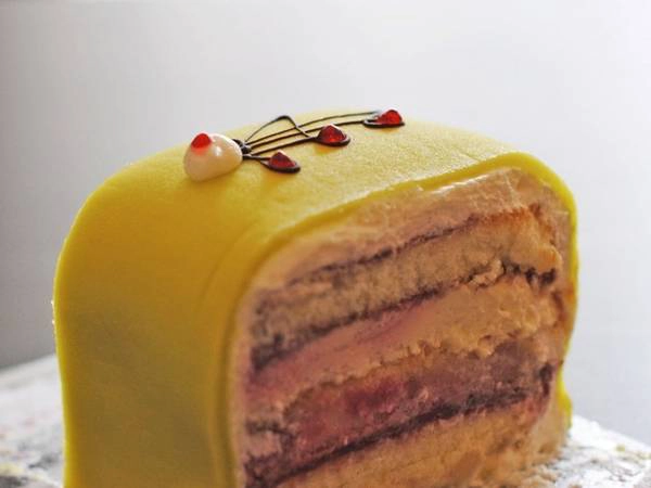 Món bánh công chúa, hay tiếng Thụy Điển gọi là prinsesstårta in Swedish có nhiều lớp với lớp vỏ hạnh nhân màu xanh lá cây, bên dưới xen kẽ các lớp bánh bông lan, bánh kem và kem. Món bánh công chúa, hay tiếng Thụy Điển gọi là prinsesstårta in Swedish có nhiều lớp với lớp vỏ hạnh nhân màu xanh lá cây, bên dưới xen kẽ các lớp bánh bông lan, bánh kem và kem.