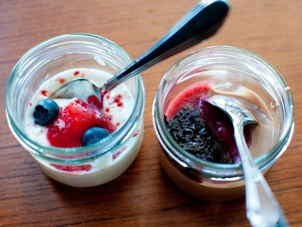 Skyr là một phần của ẩm thực Iceland trong hàng ngàn năm nay. Món tráng miệng kiểu sữa chua được ăn lạnh với đường, sữa và trái cây. Skyr là một phần của ẩm thực Iceland trong hàng ngàn năm nay. Món tráng miệng kiểu sữa chua được ăn lạnh với đường, sữa và trái cây.