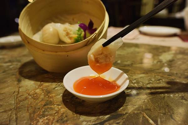 Há cảo tôm hấp: Thoạt nhìn, món dimsum này có vẻ đơn giản nhưng chỉ khi thưởng thức bạn mới cảm nhận hết được sự tinh tuý ẩn chứa bên trong. Vỏ bánh không quá dày, không quá mỏng, lại không quá dai kết hợp với thịt tôm tươi mềm ngọt, ăn kèm là một ít tương ớt khiến bạn thưởng thức xong vẫn còn thòm thèm. Há cảo tôm hấp: Thoạt nhìn, món dimsum này có vẻ đơn giản nhưng chỉ khi thưởng thức bạn mới cảm nhận hết được sự tinh tuý ẩn chứa bên trong. Vỏ bánh không quá dày, không quá mỏng, lại không quá dai kết hợp với thịt tôm tươi mềm ngọt, ăn kèm là một ít tương ớt khiến bạn thưởng thức xong vẫn còn thòm thèm.