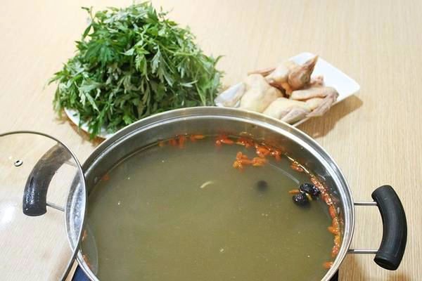 Lẩu gà thuốc bắc: Điều hấp dẫn đầu tiên của món lẩu này chính là hương vị thuốc bắc rất thơm, dễ chịu. Thành phần ăn kèm của món ăn này cũng khá đơn giản với gà ta (có thể biến tấu với chim bồ câu nếu thích) và một loại rau không thể thiếu là ngải cứu. Có thể nói, lẩu gà thuốc bắc có cách chế biến khá đơn giản nhưng hương vị thơm ngon thì không hề thua kém bất cứ món ăn nào. Đặc biệt, vào lúc đêm khuya hay những ngày trời mát, món lẩu này là một lựa chọn thú vị dành cho bạn. Ngoài ra, bạn cũng không nên bỏ qua món vịt quay Bắc Kinh, sườn kinh đô, mì vịt tiềm, cua om miến… nếu muốn khám phá ẩm thực Trung Quốc. Lẩu gà thuốc bắc: Điều hấp dẫn đầu tiên của món lẩu này chính là hương vị thuốc bắc rất thơm, dễ chịu. Thành phần ăn kèm của món ăn này cũng khá đơn giản với gà ta (có thể biến tấu với chim bồ câu nếu thích) và một loại rau không thể thiếu là ngải cứu. Có thể nói, lẩu gà thuốc bắc có cách chế biến khá đơn giản nhưng hương vị thơm ngon thì không hề thua kém bất cứ món ăn nào. Đặc biệt, vào lúc đêm khuya hay những ngày trời mát, món lẩu này là một lựa chọn thú vị dành cho bạn. Ngoài ra, bạn cũng không nên bỏ qua món vịt quay Bắc Kinh, sườn kinh đô, mì vịt tiềm, cua om miến… nếu muốn khám phá ẩm thực Trung Quốc.