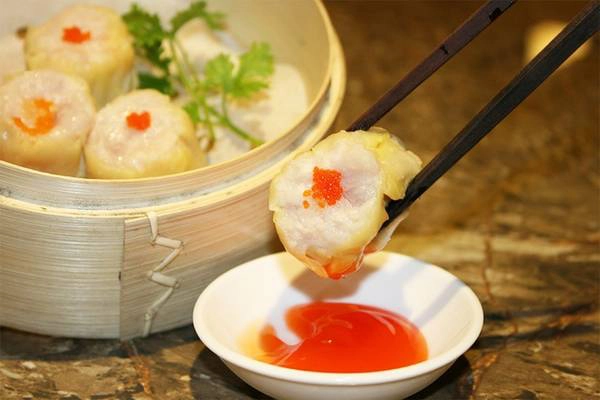 Xíu mại: Vỏ bánh có màu vàng đặc trưng, phần nhân bên trong có thể làm từ thịt, tôm và trứng cua muối… Món ăn được hấp chín, ăn kèm thêm với ít nước tương là đúng điệu. Xíu mại: Vỏ bánh có màu vàng đặc trưng, phần nhân bên trong có thể làm từ thịt, tôm và trứng cua muối… Món ăn được hấp chín, ăn kèm thêm với ít nước tương là đúng điệu.