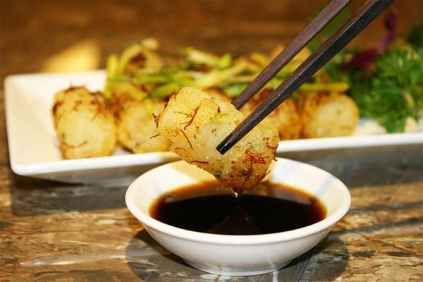 Bánh cuốn chiên tương X.O: Đây là món ăn có hình thức và cách chế biến gần giống với món bánh cuốn của Việt Nam. Tuy nhiên, có một vài điểm khác biệt, đầu tiên phải kể đến vỏ bánh, được làm dầy nhưng lại mềm và không quá dai. Phần nhân càng thêm hấp dẫn khi được làm từ thịt, tôm hoặc xá xíu. Bánh cuốn chiên tương X.O: Đây là món ăn có hình thức và cách chế biến gần giống với món bánh cuốn của Việt Nam. Tuy nhiên, có một vài điểm khác biệt, đầu tiên phải kể đến vỏ bánh, được làm dầy nhưng lại mềm và không quá dai. Phần nhân càng thêm hấp dẫn khi được làm từ thịt, tôm hoặc xá xíu.