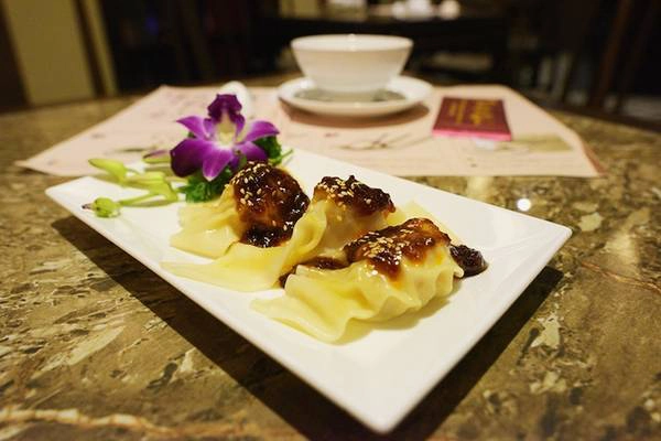 Sủi cảo Tứ Xuyên: Không chỉ riêng Hong Kong, đây là món ăn truyền thống của người Hoa trong các dịp lễ quan trọng của dân tộc. Nó được xem như là món ăn mang lại may mắn cho tất cả mọi người. Thành phần chế biến món ăn này là bột gạo nếp và gạo trắng. Phần nhân thường có thịt heo, tôm tươi… Bánh được nặn hình bán nguyệt và ăn kèm với nước sốt cay nhẹ nhằm đem lại hương vị ngon nhất cho người thưởng thức. Sủi cảo Tứ Xuyên: Không chỉ riêng Hong Kong, đây là món ăn truyền thống của người Hoa trong các dịp lễ quan trọng của dân tộc. Nó được xem như là món ăn mang lại may mắn cho tất cả mọi người. Thành phần chế biến món ăn này là bột gạo nếp và gạo trắng. Phần nhân thường có thịt heo, tôm tươi… Bánh được nặn hình bán nguyệt và ăn kèm với nước sốt cay nhẹ nhằm đem lại hương vị ngon nhất cho người thưởng thức.