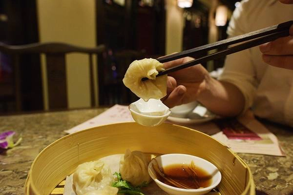 Bánh bao Thượng Hải: Điều đặc biệt tạo nên thương hiệu và sự hấp dẫn cho những chiếc bánh bao Thượng Hải là phần nước ẩn chứa bên trong vỏ bánh. Khi thưởng thức, chính thành phần này là điều được mong chờ nhất của chiếc bánh. Hương vị nóng sốt, beo béo, thơm thơm thực sự tạo nên hương vị bất ngờ dành cho bạn. Bánh bao Thượng Hải: Điều đặc biệt tạo nên thương hiệu và sự hấp dẫn cho những chiếc bánh bao Thượng Hải là phần nước ẩn chứa bên trong vỏ bánh. Khi thưởng thức, chính thành phần này là điều được mong chờ nhất của chiếc bánh. Hương vị nóng sốt, beo béo, thơm thơm thực sự tạo nên hương vị bất ngờ dành cho bạn.