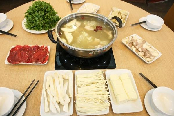 Lẩu xí quách: Xí quách theo tiếng Quảng Đông là "trư cốt" nghĩa là xương heo, thành phần chính của món lẩu nức tiếng này. Lẩu ăn kèm các loại hoa quả, nấm, táo, thịt bò tươi… và cải biến với rau cải xoong thanh mát. Lẩu xí quách: Xí quách theo tiếng Quảng Đông là "trư cốt" nghĩa là xương heo, thành phần chính của món lẩu nức tiếng này. Lẩu ăn kèm các loại hoa quả, nấm, táo, thịt bò tươi… và cải biến với rau cải xoong thanh mát.