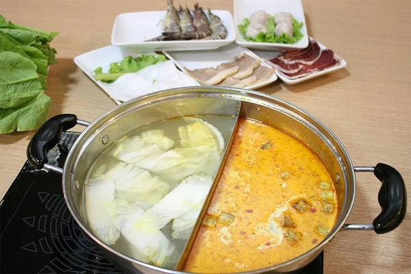 Lẩu uyên ương: Gọi là lẩu uyên ương bởi nồi lẩu được chia ra làm hai ngăn, tượng trưng cho trời - đất, âm - dương hay các đôi lứa yêu nhau. Mang phong cách Hong Kong, nước lẩu của quán đậm đà hương thảo quả, ớt khô, quế, hồi... và cũng được chia làm 2 ngăn: một bên cay vị ớt, một bên vừa thơm vừa ngọt dịu, thanh tao. Lẩu ăn kèm các loại nấm kim châm, tuyết nhĩ, nấm hương… và thịt băm, hải sản, thịt bò, rau củ, các loại viên như cá tươi, bò tươi, tôm… Lẩu uyên ương: Gọi là lẩu uyên ương bởi nồi lẩu được chia ra làm hai ngăn, tượng trưng cho trời - đất, âm - dương hay các đôi lứa yêu nhau. Mang phong cách Hong Kong, nước lẩu của quán đậm đà hương thảo quả, ớt khô, quế, hồi... và cũng được chia làm 2 ngăn: một bên cay vị ớt, một bên vừa thơm vừa ngọt dịu, thanh tao. Lẩu ăn kèm các loại nấm kim châm, tuyết nhĩ, nấm hương… và thịt băm, hải sản, thịt bò, rau củ, các loại viên như cá tươi, bò tươi, tôm…