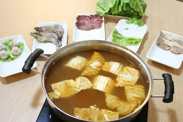 Lẩu hải sản chua cay: Nồi lẩu này đặc trưng với các hải sản tươi, ngon như tôm sú, cá chẽm, mực lá, sò điệp… Nó còn được kết hợp với nhiều loại rau khác nhau mà chủ yếu là các loại nấm như: nấm rơm, nấm mèo, nấm kim châm cùng bắp non hay cải thảo. Cảm giác đầu tiên khi thưởng thức món lẩu này có lẽ là vị ngọt, thanh đạm từ nước dùng. Cùng với đó là vị cay the của ớt tạo nên hương vị đặc trưng đầy kích thích. Lẩu hải sản chua cay: Nồi lẩu này đặc trưng với các hải sản tươi, ngon như tôm sú, cá chẽm, mực lá, sò điệp… Nó còn được kết hợp với nhiều loại rau khác nhau mà chủ yếu là các loại nấm như: nấm rơm, nấm mèo, nấm kim châm cùng bắp non hay cải thảo. Cảm giác đầu tiên khi thưởng thức món lẩu này có lẽ là vị ngọt, thanh đạm từ nước dùng. Cùng với đó là vị cay the của ớt tạo nên hương vị đặc trưng đầy kích thích.